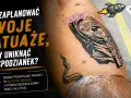 Unikaj głupich tatuaży! Planowanie jest kluczem do tatuażu, z którego będziesz dumny przez całe życie. Na ramieniu widać nowy tatuaż w trakcie pracy.