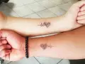 Dwa identyczne tatuaże sióstr: serce z odcisku palca i linia EKG. Symbol nierozerwalnej więzi.