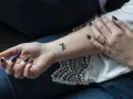 Delikatny tatuaż ważki na nadgarstku, subtelny akcent, który może być interpretowany jako tatuaż erotyczny.