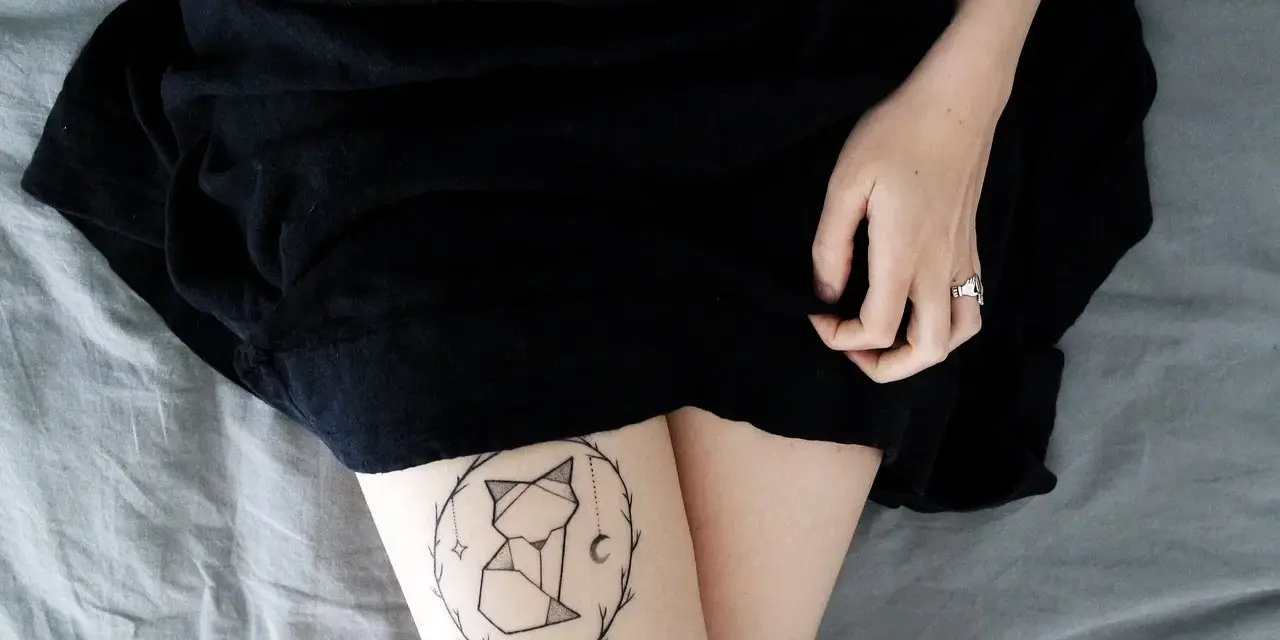 Geometryczny tatuaż lisa w okręgu gałązek. Nawet tatuaż po 30 latach wygląda świetnie.