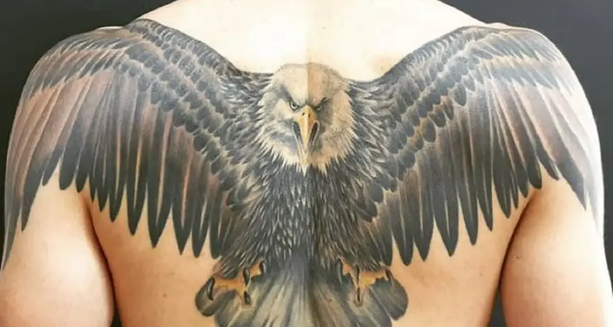 Imponujący tatuaż orła na plecach, z rozpostartymi skrzydłami, symbolizujący wolność i siłę.