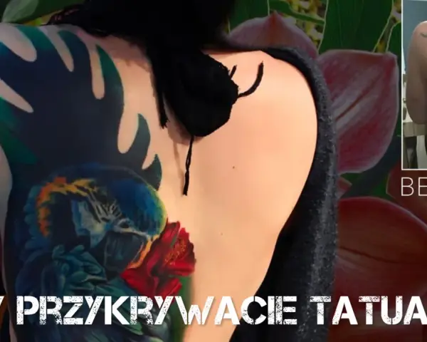 Kolorowy tatuaż papugi na plecach, obok zdjęcie "przed" z tribalowym wzorem. To jedne z najlepszych tatuaży, jakie można zobaczyć!