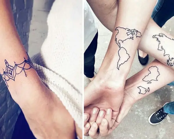Delikatny tatuaż dla mamy na nadgarstku w kształcie bransoletki z motywem roślinnym. Obok, tatuaże map świata na przedramionach.
