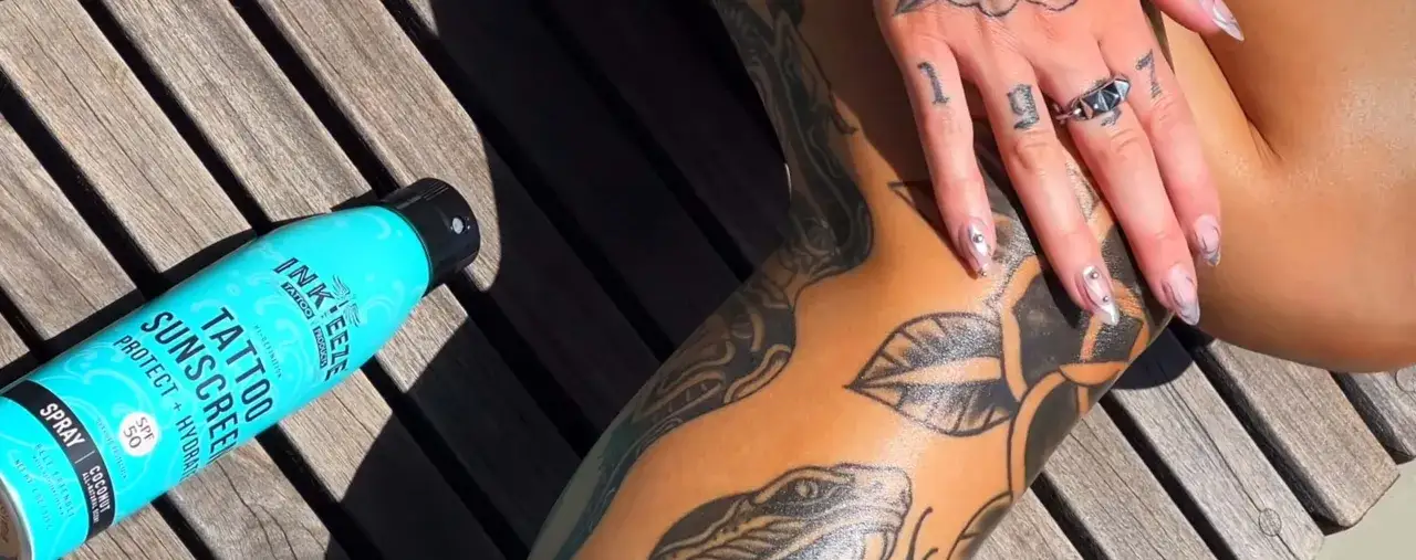 Chcesz wiedzieć, czy można opalać tatuaż? Ten spray z filtrem SPF 50 chroni i nawilża skórę z tatuażami, pozwalając cieszyć się słońcem.