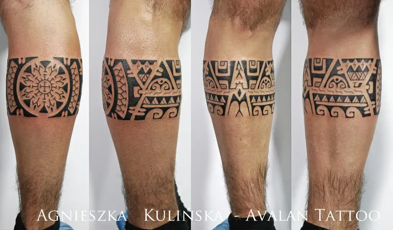 Cztery ujęcia tatuażu opaski na nodze z geometrycznymi wzorami w stylu plemiennym.